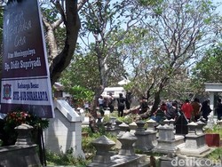 Dijaga Ketat Aparat, Jenazah Besan Jokowi Dimakamkan Siang Ini