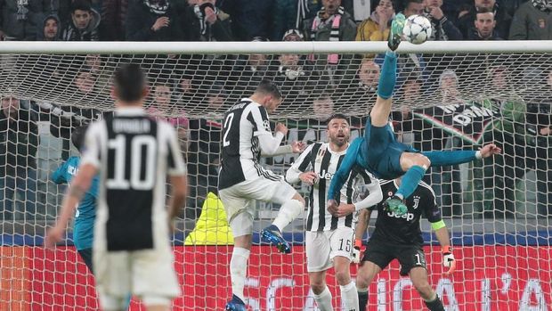 TURIN, ITALY - APRIL 03:  Cristiano Ronaldo of Real Madrid scores his sides second goal during the UEFA Champions League Quarter Final Leg One match between Juventus and Real Madrid at Allianz Stadium on April 3, 2018 in Turin, Italy.  (Photo by Emilio Andreoli/Getty Images)