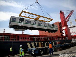 Video 12 Gerbong MRT dari Jepang Touchdown di Jakarta