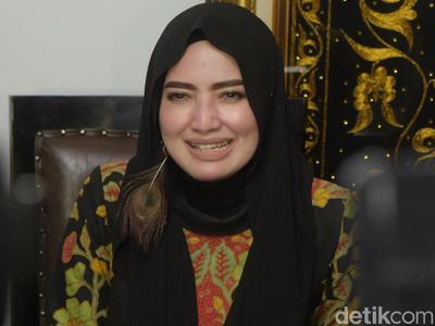 Senyum Yulia Mochamad saat Ditanya soal Opick