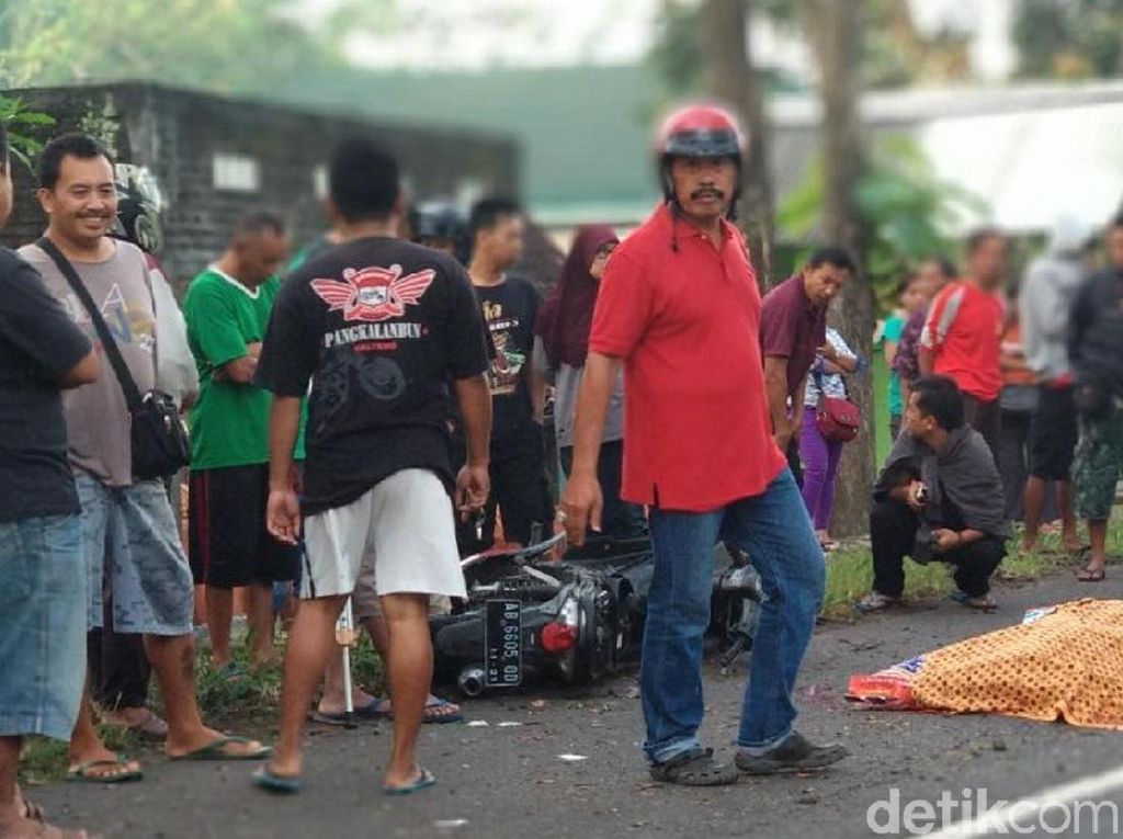 Tabrak Pohon, Pemotor di Gunungkidul Tewas Tabrak Pohon, Pemotor di Gunungkidul Tewas