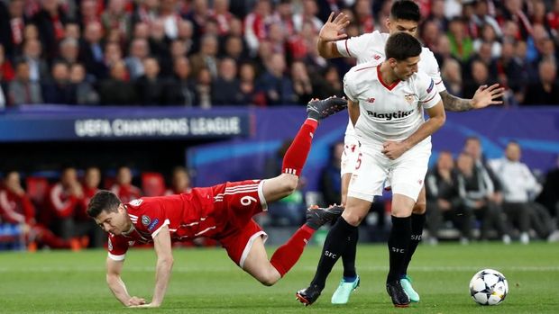 Penyerang Bayern Munchen, Robert Lewandowski, kesulitan melewati pertahanan Sevilla. (