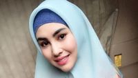 10 Gaya Syari Kartika Putri yang Disebut Bidadari Dunia Akhirat