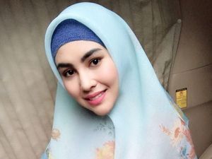 10 Gaya Syari Kartika Putri yang Disebut Bidadari Dunia Akhirat 10 Gaya Syari Kartika Putri yang Disebut Bidadari Dunia Akhirat