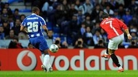 Salah satu gol ikonik dari Ronaldo dalam balutan seragam Manchester United: ia melepaskan tembakan jarak jauh yang meroketkan bola ke dalam gawang Porto pada pertandingan 15 April 2009. (Foto: Andrew Yates/AFP Photo)