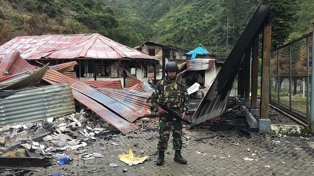 Anggota tim gabungan TNI-Polri di Tembaga Pura, papua, 3 April.