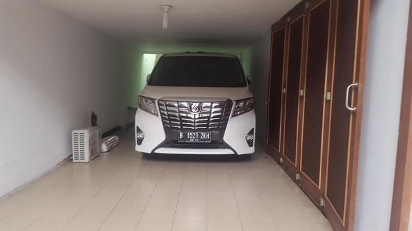 Foto: Rumah Mewah dan Alphard Milik Bos Abu Tours di Depok Disita