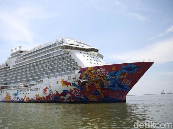 Kapal Pesiar Mewah Hong Kong Bersandar di Jakarta