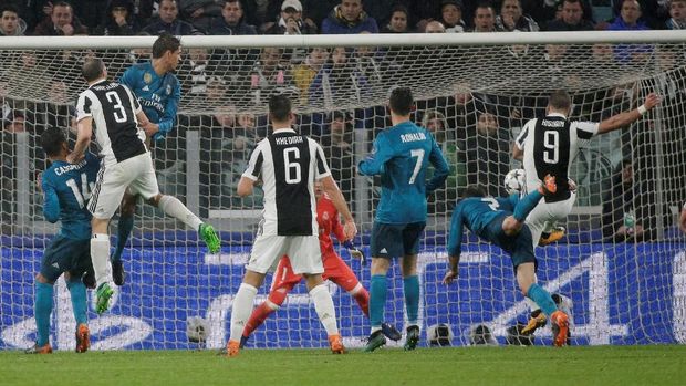 Tendangan voli Gonzalo Higuain berhasil diblok kiper Real Madrid Keylor Navas.