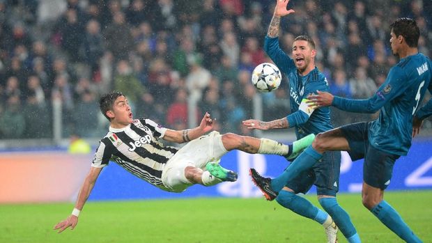 Paulo Dybala (kiri) mendapat kartu merah dari Cuneyt Cakir di leg pertama perempat final Liga Champions lawan Madrid.