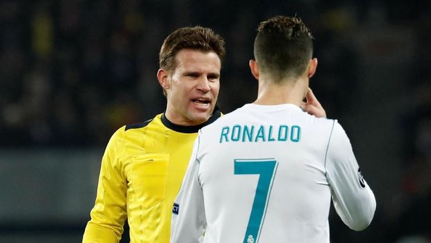 Felix Brych memulai karier sebagai wasit di Bundesliga pada 2004.