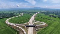 Indah! Tol Ngawi-Wilangan Diapit Rimbunan Pohon dan Gunung Lawu