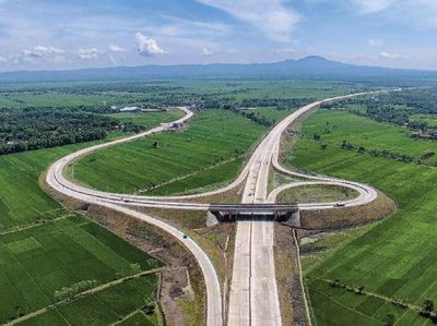 Indah! Tol Ngawi-Wilangan Diapit Rimbunan Pohon dan Gunung Lawu