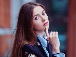 Jatuh Hati Pada Pesona Maria Kotikova, Si Polwan Cantik Bermata Biru