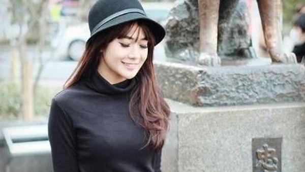 Pesona Cantiknya Istri Gilang Dirga