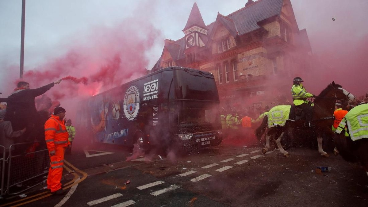 Bus Manchester City ditimpuki fans Liverpool saat tiba di Anfield. (Foto: Carl Recine/Action Images via Reuters)
