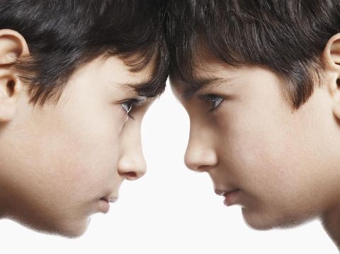 Ucapan Seperti Ini Bisa Menumbuhkan Cemburu Kakak-Adik Lho/
