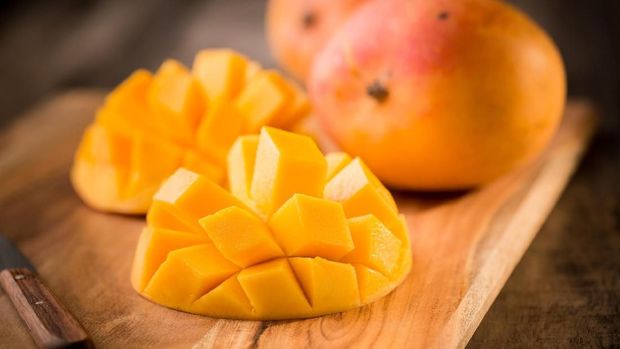 Mango fruit and mango slices