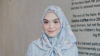 13 Gaya Hijab Aktris Vebby Palwinta yang Makin Cantik Saja