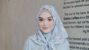 13 Gaya Hijab Aktris Vebby Palwinta yang Makin Cantik Saja