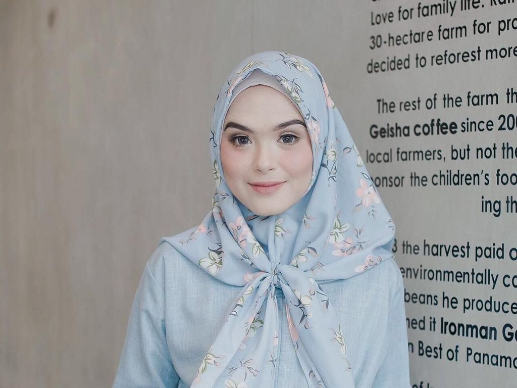 13 Gaya Hijab Aktris Vebby Palwinta yang Makin Cantik Saja