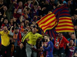 Barcelona pun mempunyai kans besar untuk melaju ke semifinal, asal tak kalah tiga gol tanpa balas di laga berikutnya. Wajar kalau pendukung mereka antusias. (Foto: Albert Gea/Reuters)