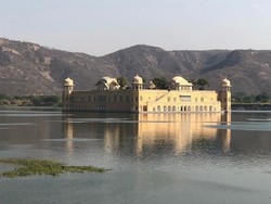 Istana di Tengah Danau, Mengambang atau Terendam?