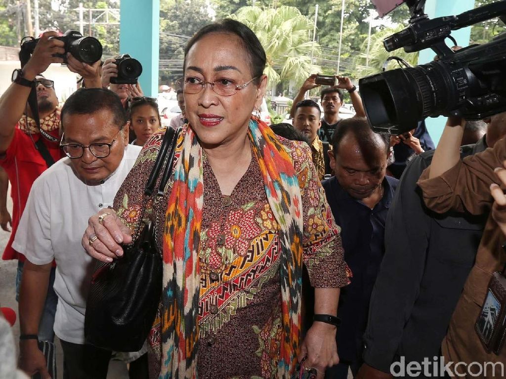 Kontroversi Puisi Sukmawati di Bulan April Kontroversi Puisi Sukmawati di Bulan April