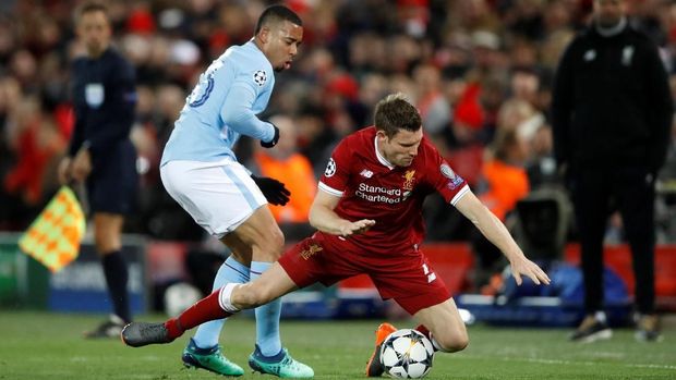 James Milner memberikan umpan untuk gol kedua Liverpool ke gawang City yang dicetak Oxlade-Chamberlain.