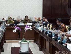 Dikunjungi Komisi X, Risma Titip Pengelolaan SMA/SMK