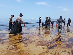 40 Ribu Barel Minyak Tumpah di Balikpapan Imbas Pipa Patah 40 Ribu Barel Minyak Tumpah di Balikpapan Imbas Pipa Patah