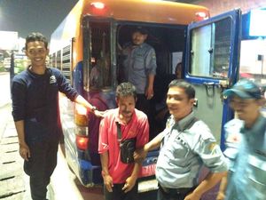 Bawa Uang Rp 28 Juta, Pengemis ini Menangis Saat Dibawa Dinsos