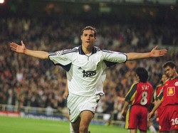 Ivan Helguera lebih dulu bermain di Roma meski orang asli Spanyol. Dia bermain di Roma pada 1997/1998, lalu gabung Madrid pada 1999 dan pergi di 2007. (Foto: Craig Prentis /Allsport)