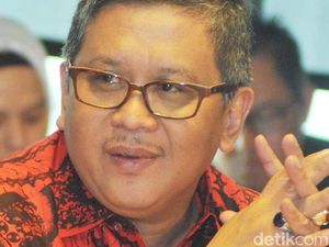 Canda Hasto: Presiden Kita 57 Tahun, di Sana 67 Tahun Canda Hasto: Presiden Kita 57 Tahun, di Sana 67 Tahun