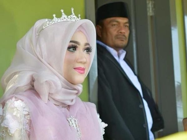 Potret Istri Kades di Aceh yang Dipuji bak Barbie di Foto Pernikahannya