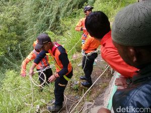 Mayat Pria Berbaju Batik Ditemukan di Sumur Jalatunda Dieng Mayat Pria Berbaju Batik Ditemukan di Sumur Jalatunda Dieng
