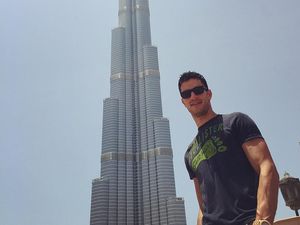 Ladies, Ini Pilot Ganteng yang Sixpack dan Suka Traveling