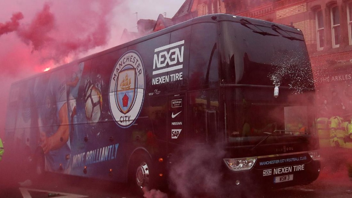 Bus Manchester City diserang suporter Liverpool sebelum laga Liga Champions. (Foto: Reuters)