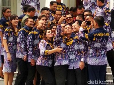 Usai Curhat di Istana Merdeka, Pengusaha Selfie Bareng Jokowi