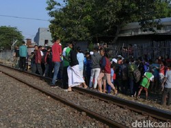 Siswa SMP Tewas Tersambar KA di Semarang