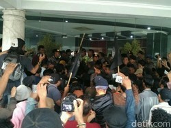 Aksi Saling Dorong Warnai Protes Warga Kulon Progo di Kantor PLN