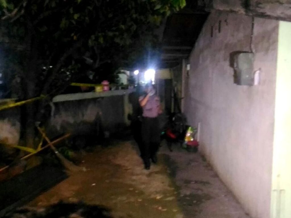 Anjing Pelacak Sisir Lokasi Tewasnya Pensiunan TNI AL di Pd Labu Anjing Pelacak Sisir Lokasi Tewasnya Pensiunan TNI AL di Pd Labu