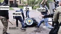 Trio pemain depan Liverpool yakni Mohamed Salah, Roberto Firmino, Sadio Mane, plus Alex-Oxlade Chamberlain, sukses membuat City babak belur di Anfield. (Foto: Twitter @TrollFootball)