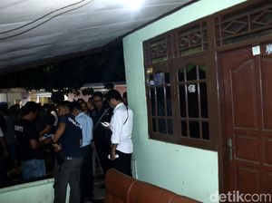 Bercak Darah Korban Penyanderaan di Pondok Labu Tercecer di Rumah Bercak Darah Korban Penyanderaan di Pondok Labu Tercecer di Rumah
