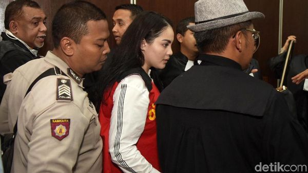 Jennifer Dunn Jalani Sidang Perdana, Pesona Sophia Latjuba