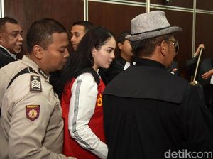 Senyum Dingin Jennifer Dunn yang Kepanasan saat Sidang Senyum Dingin Jennifer Dunn yang Kepanasan saat Sidang