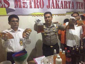 Polisi Sita 9 Galon Miras Oplosan di 3 Pabrik di Jaktim
