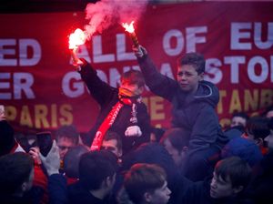 Teror Anfield untuk City: Botol Melayang, Flare Menyala Teror Anfield untuk City: Botol Melayang, Flare Menyala