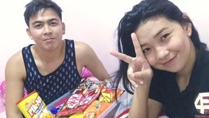 Aksi Romantis Pria Rombak Kamar Pacar yang Berantakan Jadi Cantik Banget
