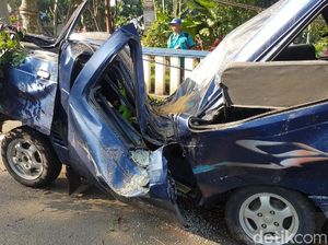 Bangkai Mobil Polisi yang Ringsek Tertimpa Beringin Sukabumi Bangkai Mobil Polisi yang Ringsek Tertimpa Beringin Sukabumi